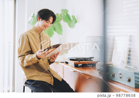 レコードを聴く男性 98778638