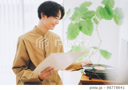 レコードを聴く男性 レコードを聴く男性 98778641