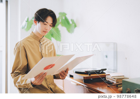 レコードを聴く男性 98778648