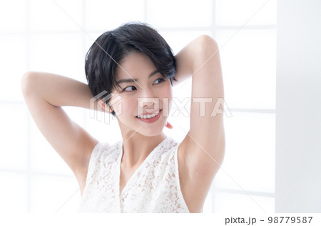 脇の脱毛のイメージなどに使える美しい女性 脇の脱毛のイメージなどに使える美しい女性 98779587