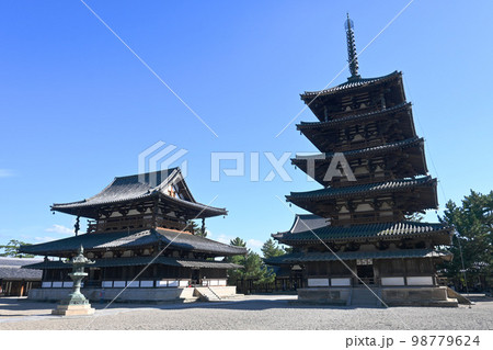 奈良県斑鳩の世界遺産 法隆寺の国宝五重塔と金堂 98779624