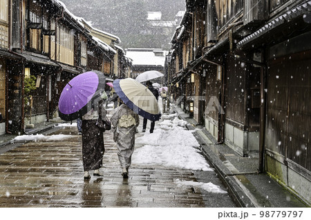 雪が舞うひがし茶屋街を散策する着物女子 雪が舞うひがし茶屋街を散策する着物女子 98779797