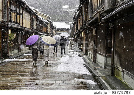 雪が舞うひがし茶屋街を散策する着物女子 雪が舞うひがし茶屋街を散策する着物女子 98779798