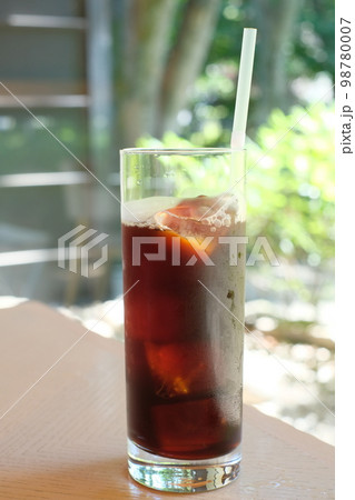 グラスに入ったアイスコーヒ グラスに入ったアイスコーヒ 98780007