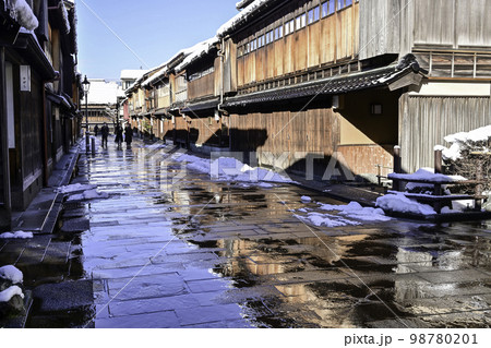 青空が広がるひがし茶屋街の雪景色 98780201