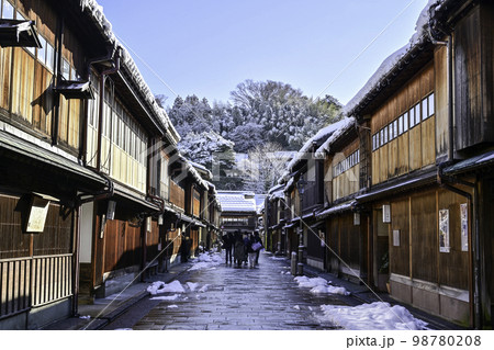 青空が広がるひがし茶屋街の雪景色 98780208