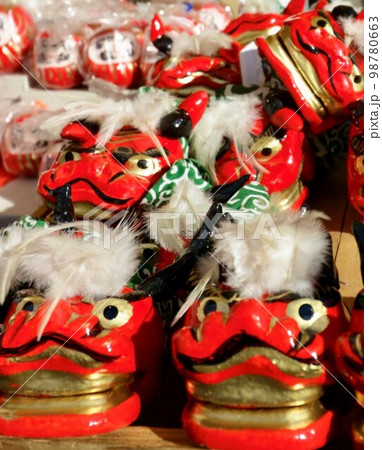 縁起物の獅子舞 縁起物の獅子舞 98780663