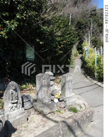 天園ハイキングコース（鎌倉アルプス）の覚園寺口 98782325