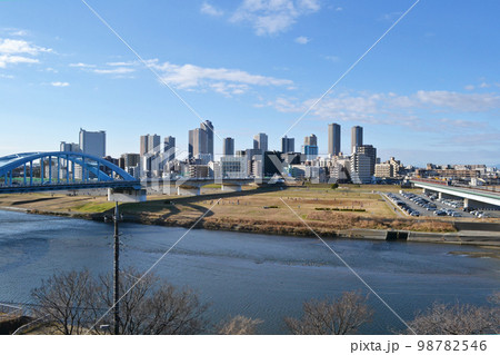 多摩川と川崎市武蔵小杉周辺の町と東急線の景色 98782546