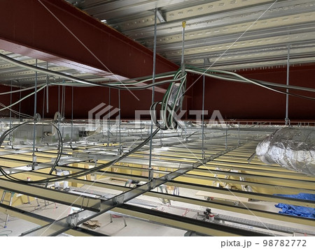 天井の軽量下地を天井裏から見たところ 98782772