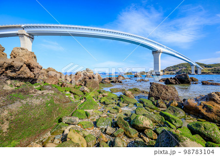 冬の伊王島大橋　長崎県長崎市 98783104