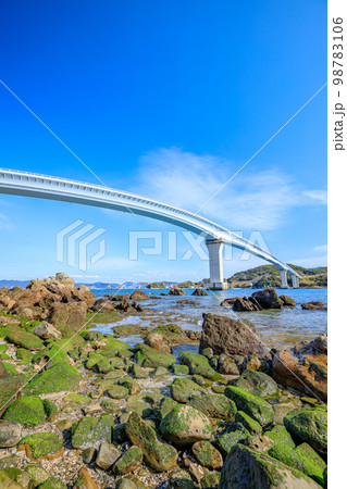 冬の伊王島大橋　長崎県長崎市 98783106