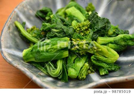 皿にもった菜の花のお浸し・菜の花 98785019