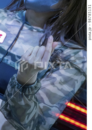 迷彩服を着た女性のきゅんですポーズ 迷彩服を着た女性のきゅんですポーズ 98785131