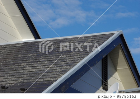 スレート屋根の劣化　劣化したスレート 98785162