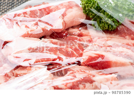 ラップをかけられた食材(焼肉用牛肉)。 ラップをかけられた食材(焼肉用牛肉)。 98785390