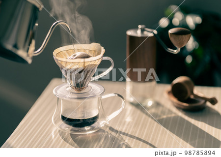 珈琲　コーヒー　ハンドドリップ　HARIO V60　抽出　湯気　レトロ　ビンテージ調 98785894