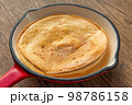 ダッジベイビー　パンケーキ料理　Dutch baby simple pancake dish 98786158