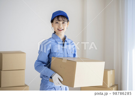段ボール箱を持った作業服姿の若い女性 引越し業者 イメージ 段ボール箱を持った作業服姿の若い女性 引越し業者 イメージ 98786285