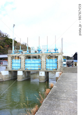 海辺に設置されている防潮水門 98787459