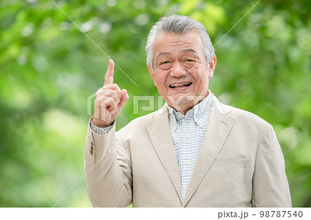 新緑　シニア　指差し　指差し 98787540
