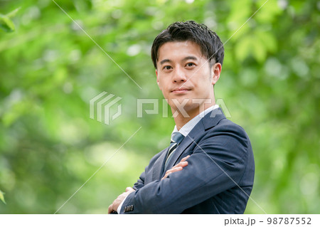 ビジネスマン　新緑　腕組み 98787552