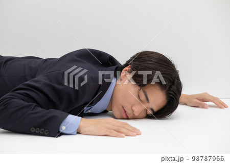疲労 貧血 倒れる ビジネスマン 疲労 貧血 倒れる ビジネスマン 98787966