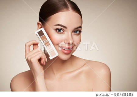 Beauty woman with eye shadow makeup palette Beauty woman with eye shadow makeup palette 98788188