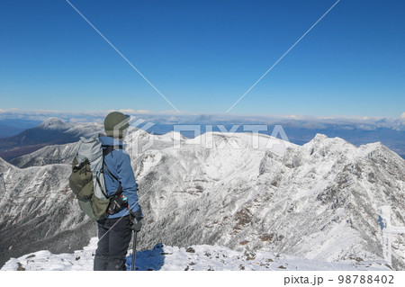 雪山登山する女性 98788402
