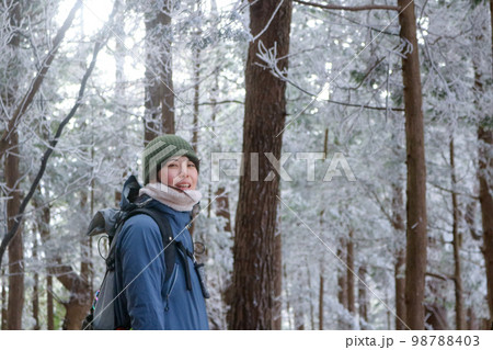雪山登山する女性 雪山登山する女性 98788403