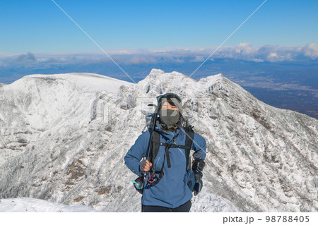 雪山背景の女性 98788405