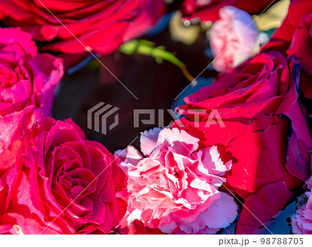 新春のカラフルで楽しい花手水 98788705