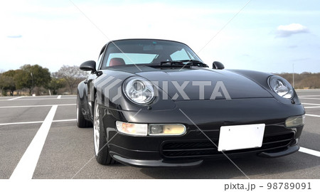 駐車場のポルシェ911（993型） 98789091