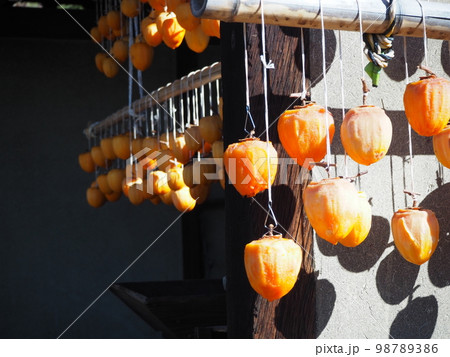 秋の風物詩、軒先に吊るされた吊るし柿 秋の風物詩、軒先に吊るされた吊るし柿 98789386