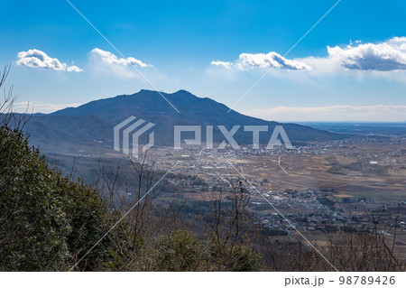 茨城桜川市雨引山から筑波山を臨む 茨城桜川市雨引山から筑波山を臨む 98789426