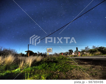 ハワイ島（マウナケア山頂）で見る月と星空 98789496