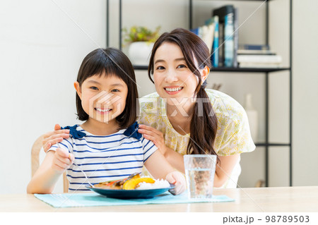 食事をする親子 食事をする親子 98789503