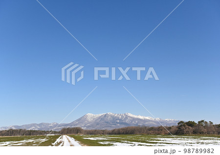 麓から見た栃木県那須連山の風景 98789982