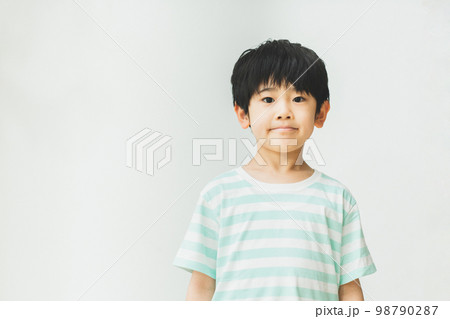 ほほえむ男の子　白バック 98790287