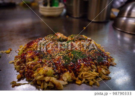 お好み村にて本場広島のお好み焼き お好み村にて本場広島のお好み焼き 98790333