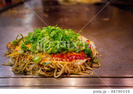 お好み村にて本場広島のお好み焼き 98790339