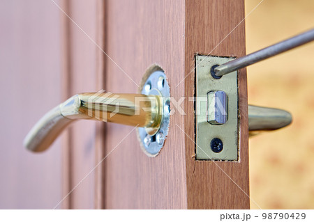 Repair of lever doorhandle with latch on an interior door. Repair of lever doorhandle with latch on an interior door. 98790429