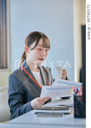 オフィスで資料をチェックする若い女性 98790572