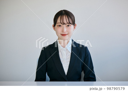 企業の面接を受ける若い女性 企業の面接を受ける若い女性 98790579