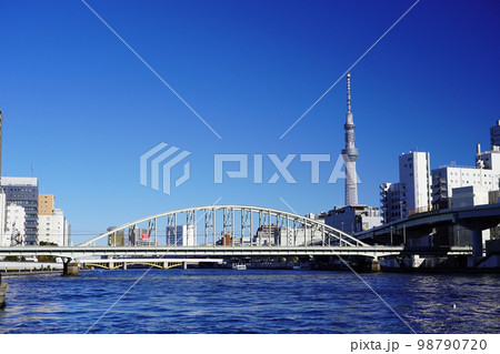 東京スカイツリーの見える風景 隅田川と隅田川橋梁 東京スカイツリーの見える風景 隅田川と隅田川橋梁 98790720