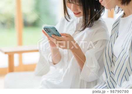 親子　女の子　スマホ　リビング 98790780