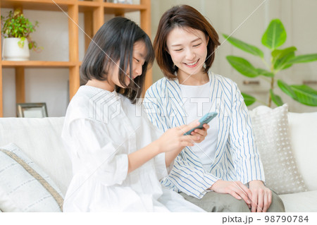 親子 女の子 スマホ リビング 親子 女の子 スマホ リビング 98790784