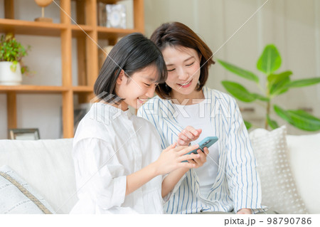 親子 女の子 スマホ リビング 親子 女の子 スマホ リビング 98790786