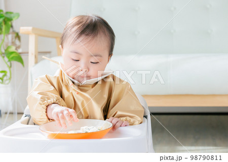 離乳食を手づかみ食べするカミカミ期の赤ちゃん 98790811