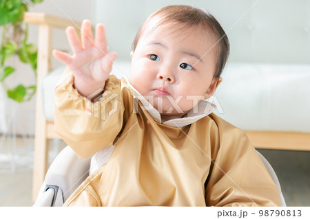 離乳食を手づかみ食べするカミカミ期の赤ちゃん 98790813